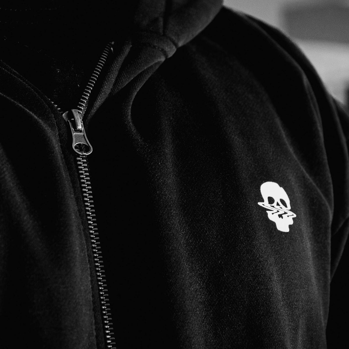 Reißverschluss und Kapuze des AZAN Zip-Hoodies im Detail