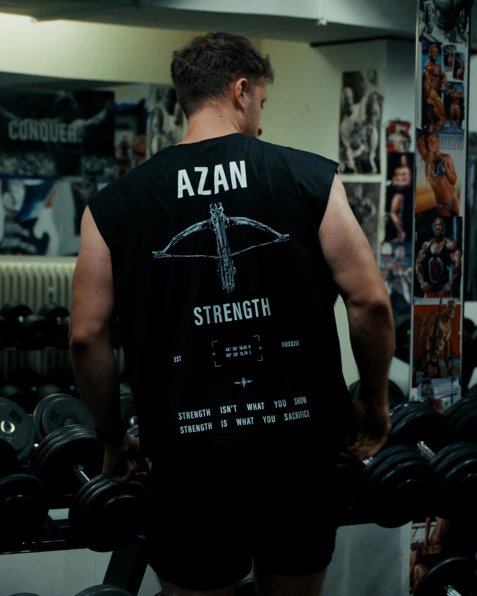 Athlet im AZAN Tanktop vor der Hantelbank