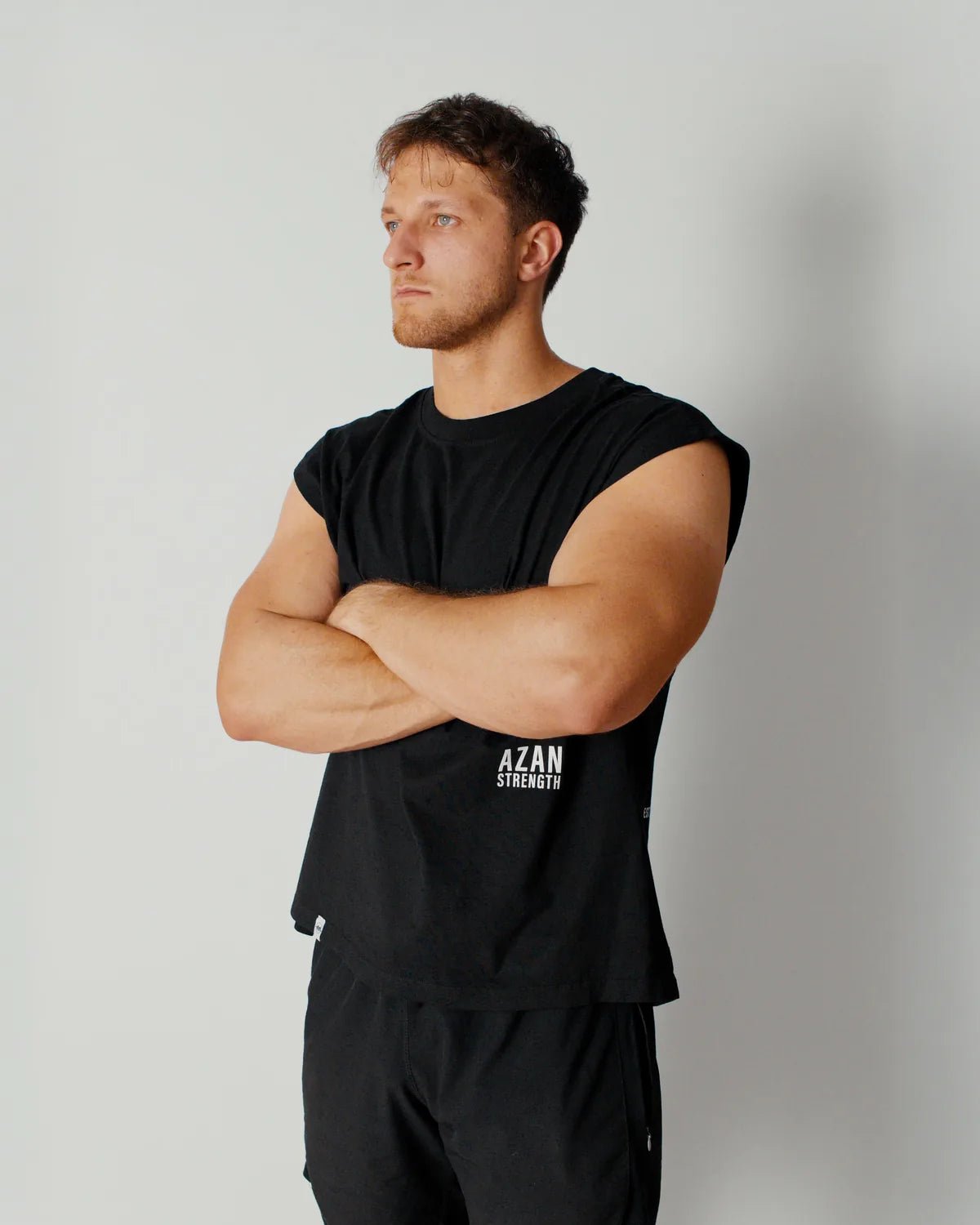 Athlet mit verschränkten Armen im AZAN Tanktop