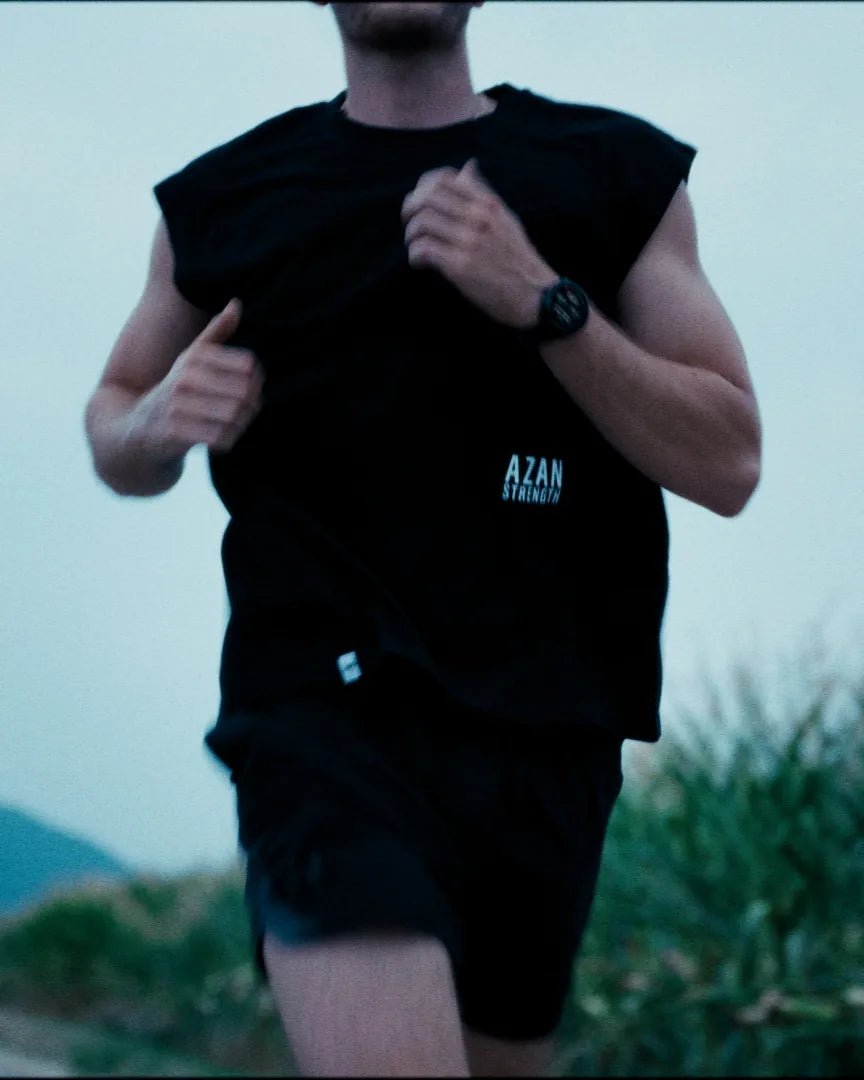 Laufdetail, AZAN Tanktop vor Abendhimmel